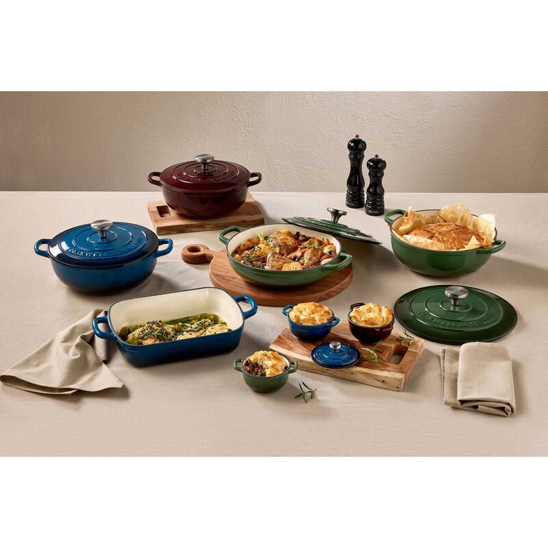 Maxwell & Williams Cast Iron Round Casserole English Racing Green 26cm image number 1